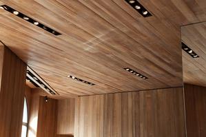 cuentas de madera que cubren el falso techo vertical